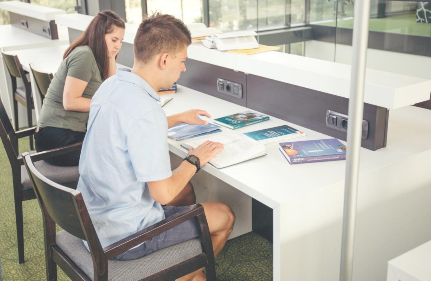 Equipo de calirynthos trabajando en análisis financiero en oficina de Madrid