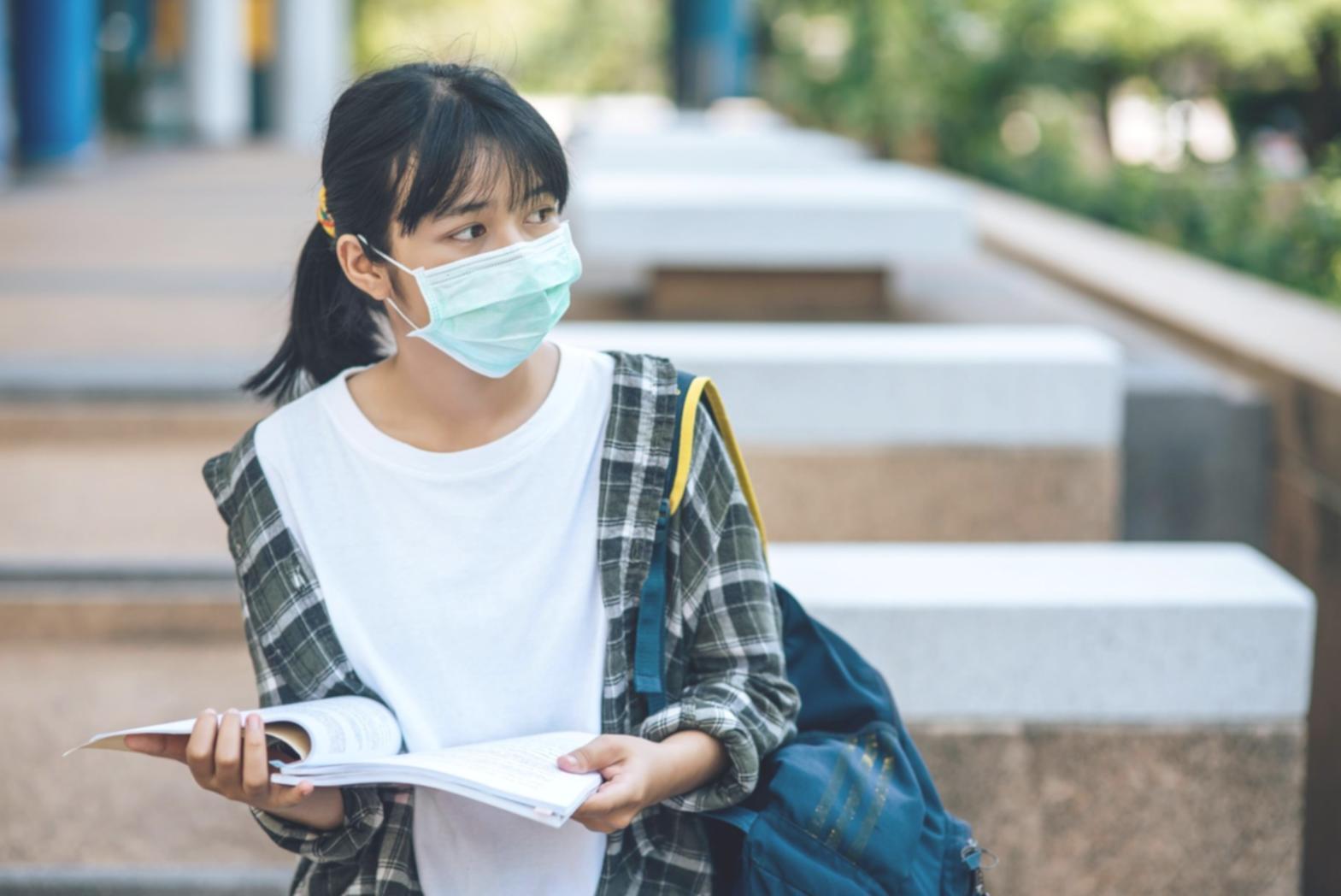 Estudiantes trabajando en análisis financiero colaborativo con documentos y ordenadores