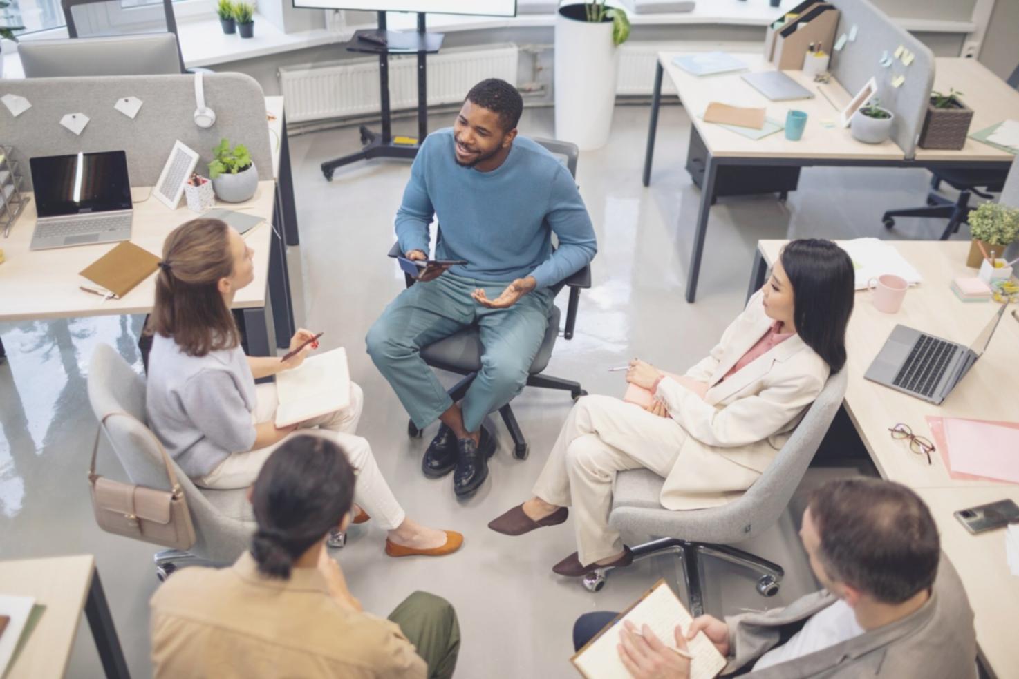 Sesión de formación financiera con documentación y análisis de estabilidad