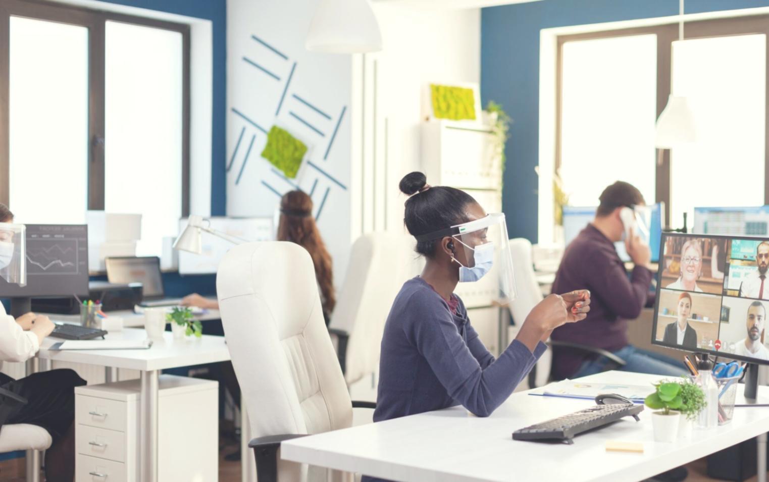 Equipo de calirynthos trabajando en análisis financiero y formación en estabilidad económica