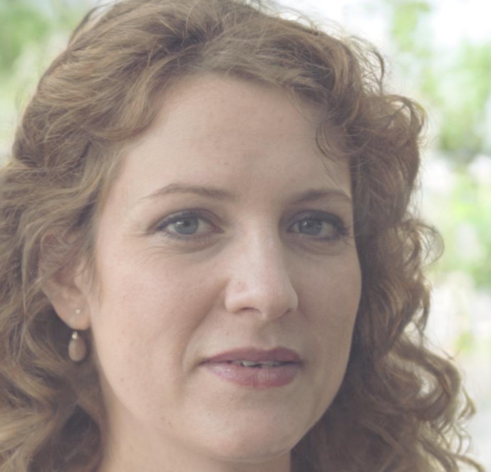 Instructora Nívea Bustamante experta en finanzas personales y planificación